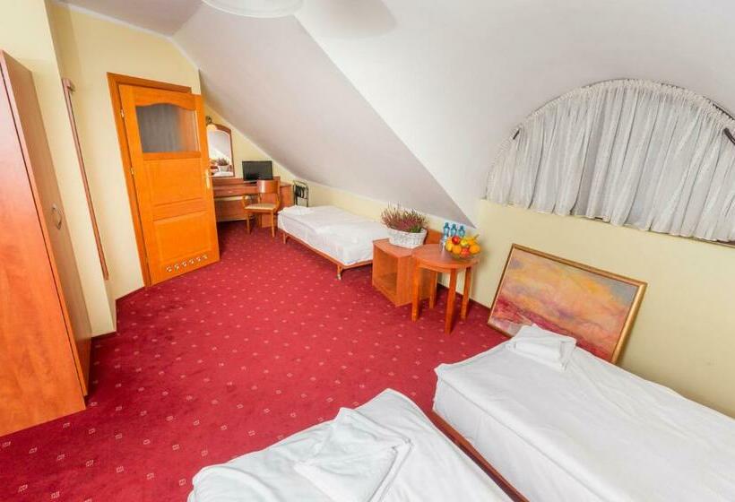 חדר סטנדרט לשלושה, Bastion