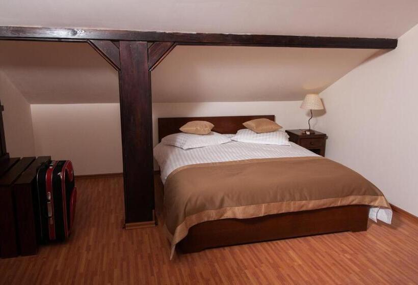 Camera Familiare, Complex Mona Caraiman