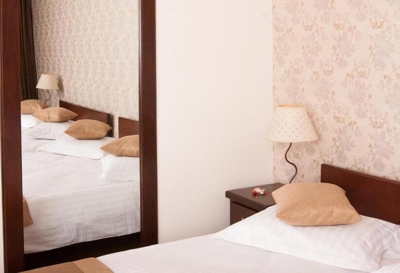 Camera Familiare, Complex Mona Caraiman