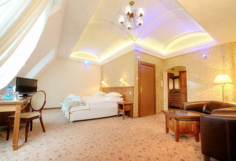 جناح ديلوكس, Lipowy Most