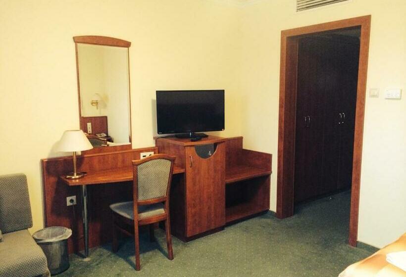 חדר סופריור, Lukács Superior