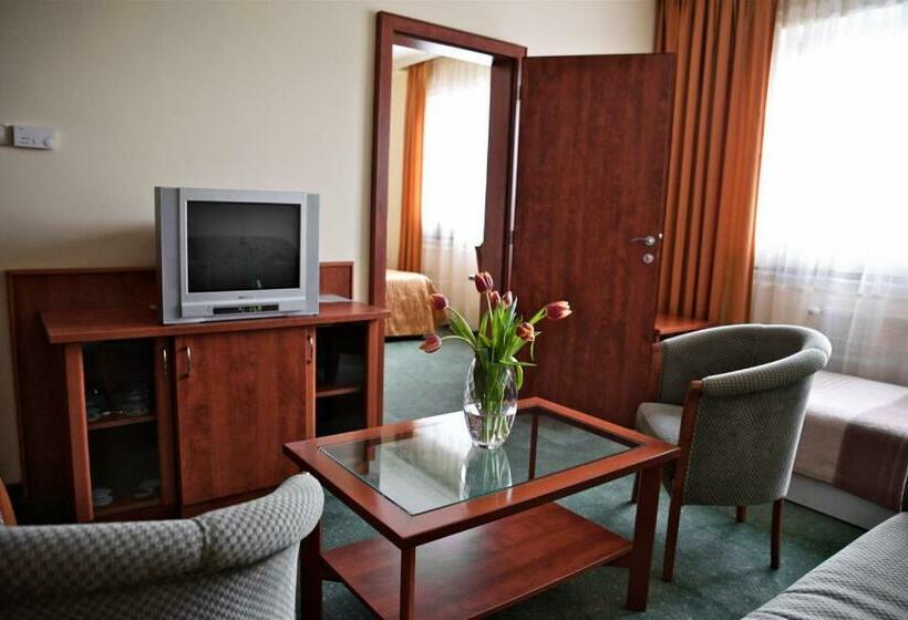 סוויטת סופריור, Lukács Superior