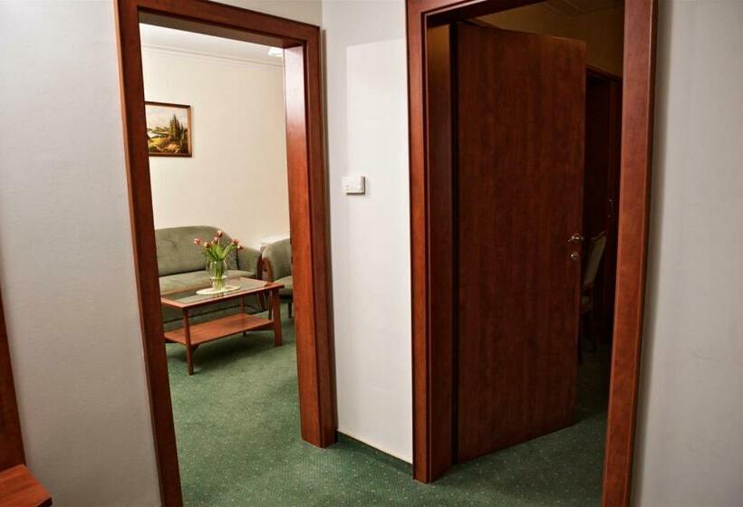 סוויטת סופריור, Lukács Superior