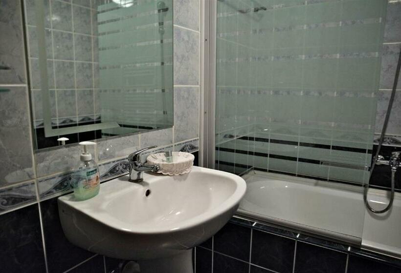 חדר סופריור, Lukács Superior