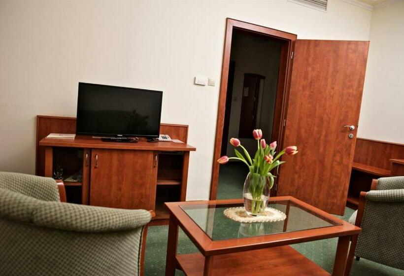 סוויטת סופריור, Lukács Superior