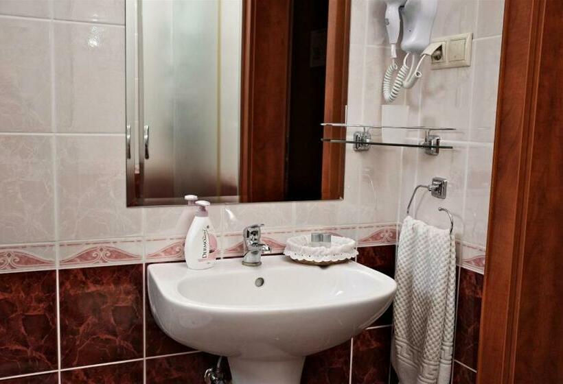 חדר סטנדרט יחיד, Lukács Superior