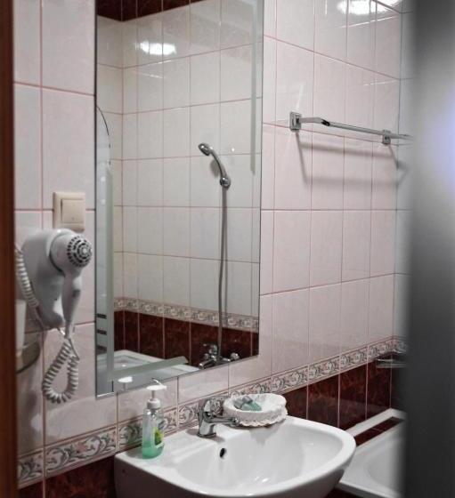 חדר סטנדרט יחיד, Lukács Superior