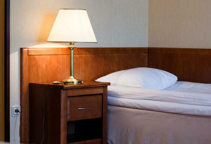 חדר סטנדרט לשלושה, Magellan