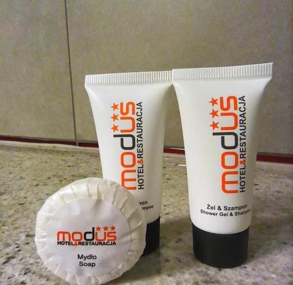 חדר קומפורט לשלושה, Modus