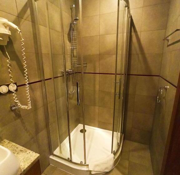 חדר קומפורט לשלושה, Modus