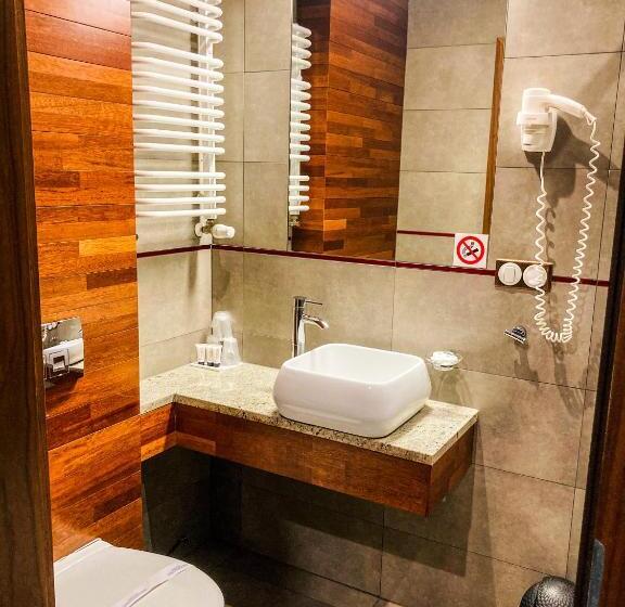 חדר קומפורט לשלושה, Modus