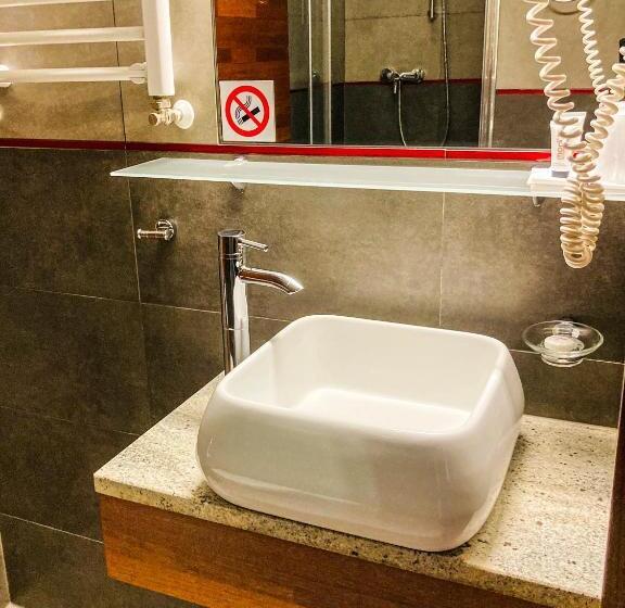 חדר קומפורט לשלושה, Modus