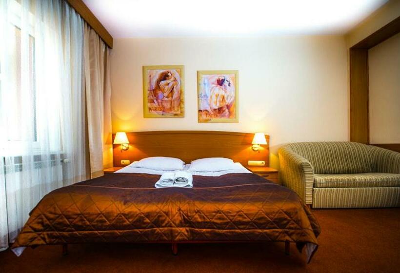 اتاق لوکس, Nad Pisą