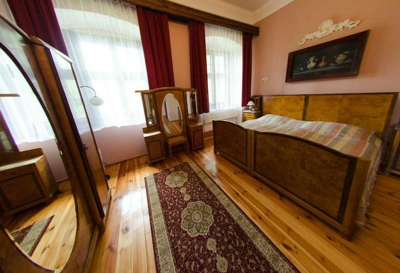 شقة غرفة واحدة, Pałac Krobielowice