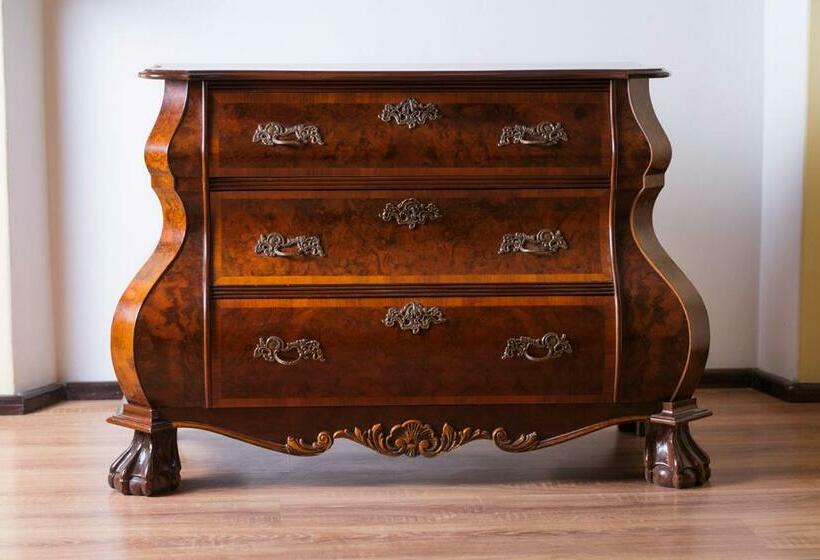 شقة غرفة واحدة, Pałac Krobielowice