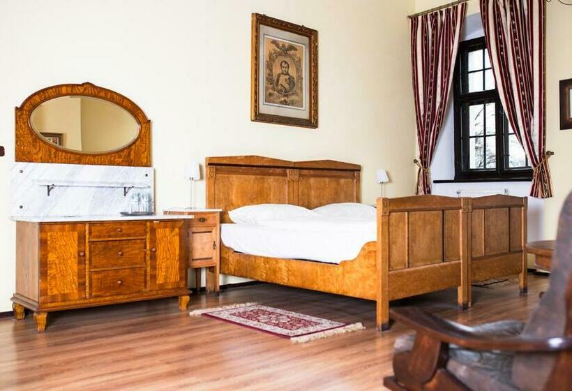 شقة غرفة واحدة, Pałac Krobielowice