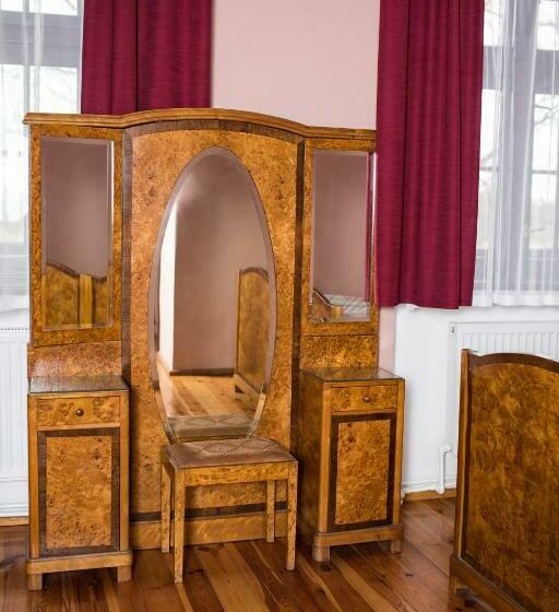 شقة غرفة واحدة, Pałac Krobielowice