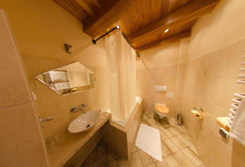 דירת חדר, Pałac Krobielowice