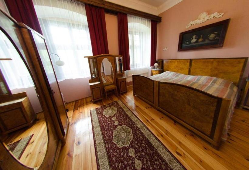 شقة غرفة واحدة, Pałac Krobielowice