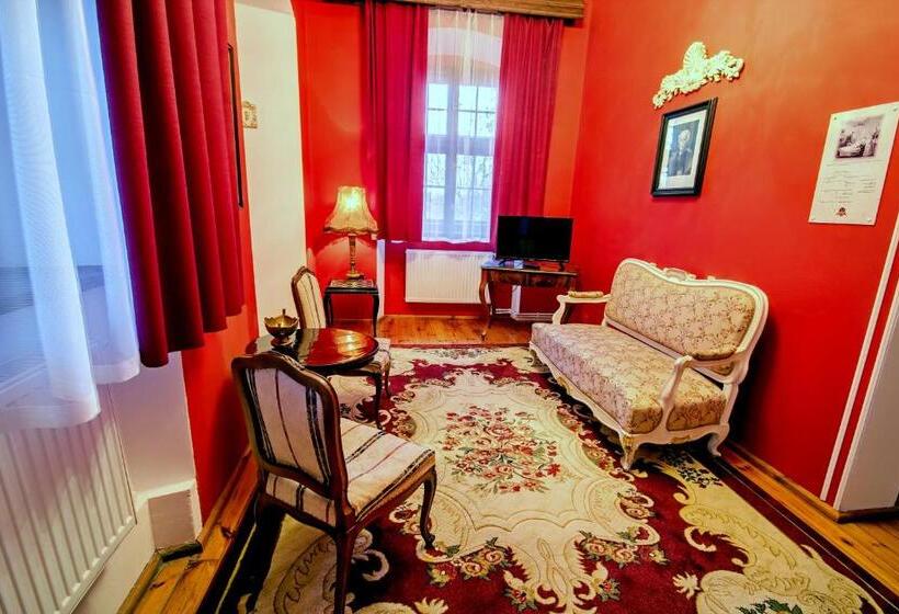 شقة غرفة واحدة, Pałac Krobielowice