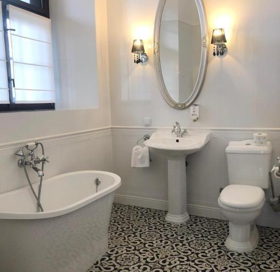 شقة غرفة واحدة, Pałac Krobielowice