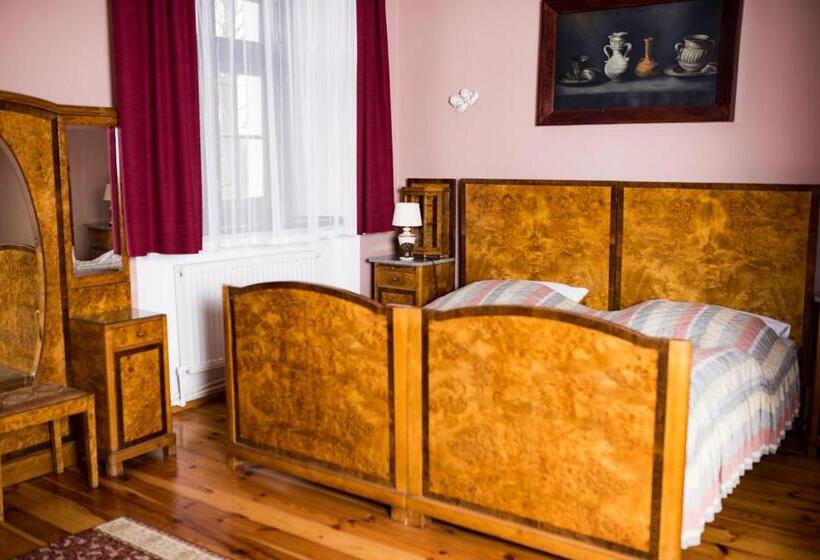 דירת חדר, Pałac Krobielowice