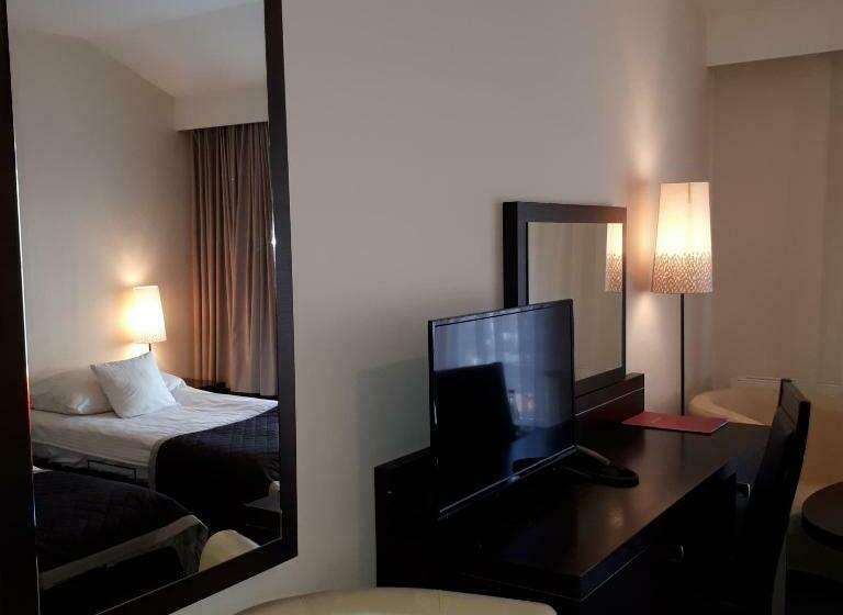 חדר קלאסי לשלושה, Zacisze