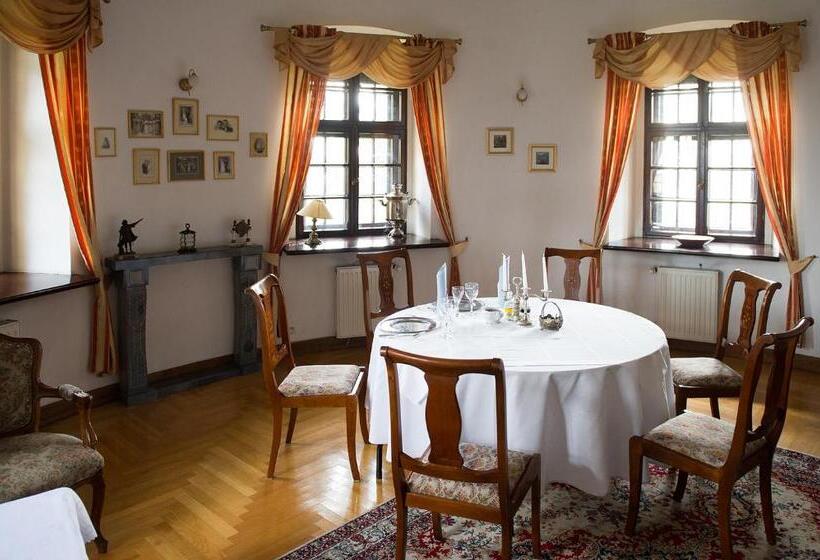 דירת חדר, Zamek Dobra