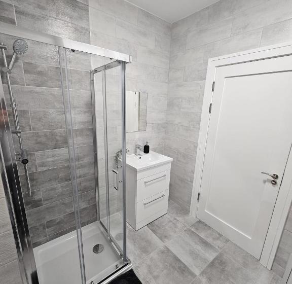 四人标准间, Room In Dublin 8 / Cosy House