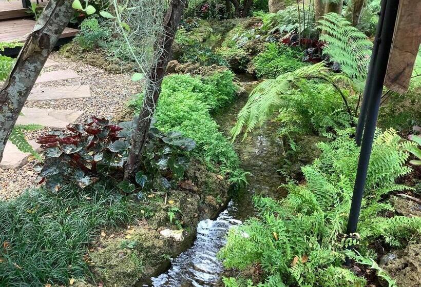 발코니가 있는 스위트, Bangnu Greenery Resort