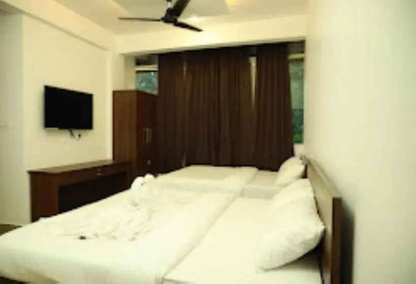 Standard Neljän Hengen Huone, Aroma Inn Kerala