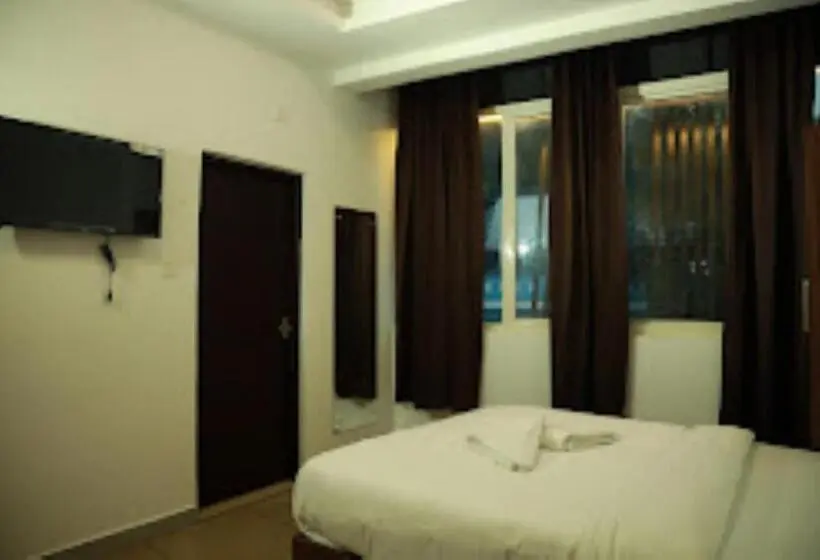 Standard Neljän Hengen Huone, Aroma Inn Kerala