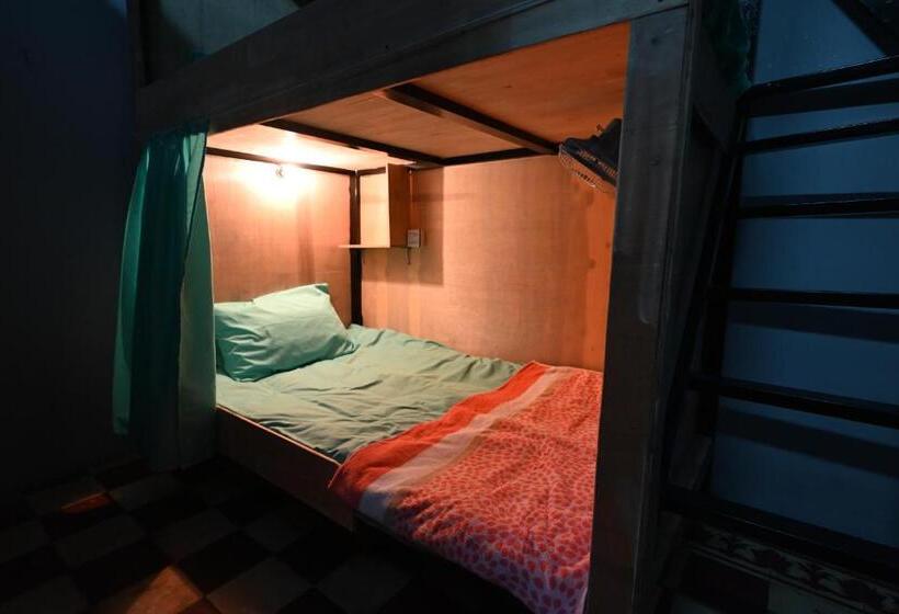 تختخواب در اتاق مشترک, Bop`s Cocktail Bar And Hostel