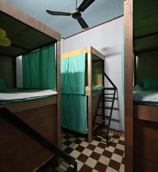 Кровать в Общей Комнате, Bop`s Cocktail Bar And Hostel