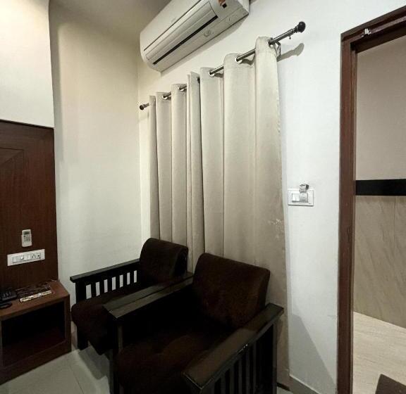 Deluxe Rum, The Safari