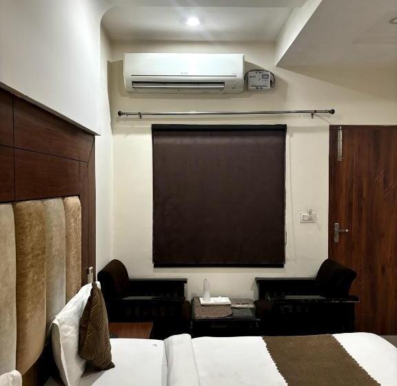 Deluxe Rum, The Safari