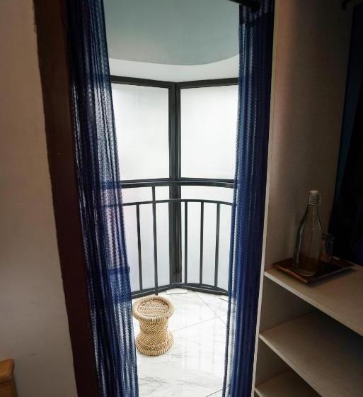 バルコニー付きデラックスルーム, Twinn Waves Calicut