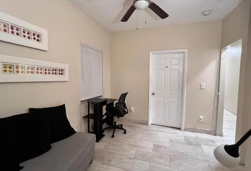 سرير فى غرفة مشتركه, Arte Wynwood