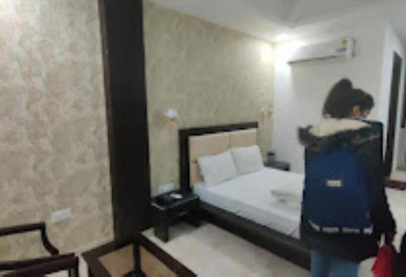 اتاق خانوادگی, Dell Inn,arsena