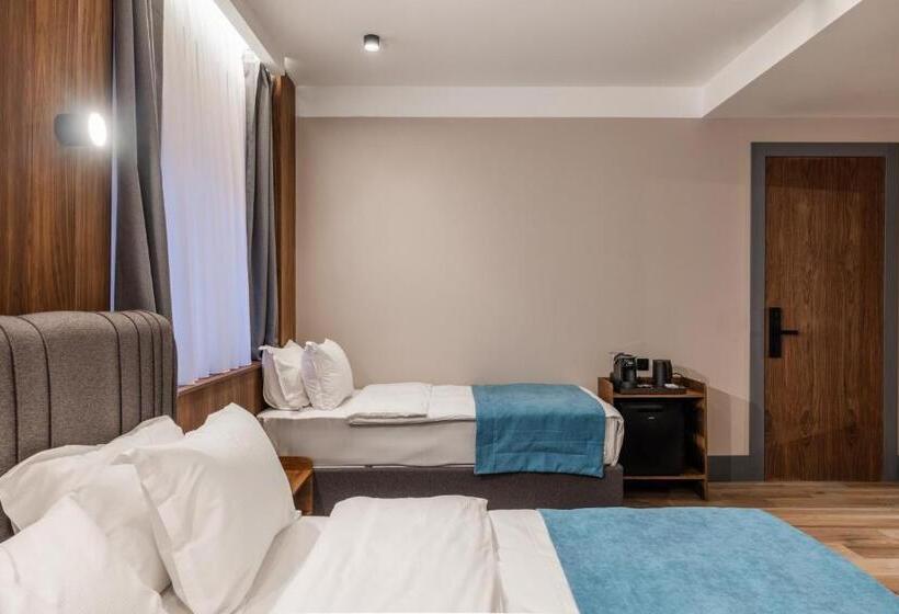 اتاق استاندارد سه نفره, Square By Margo