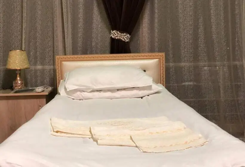 Standard Yhden Hengen Huone, Safarali