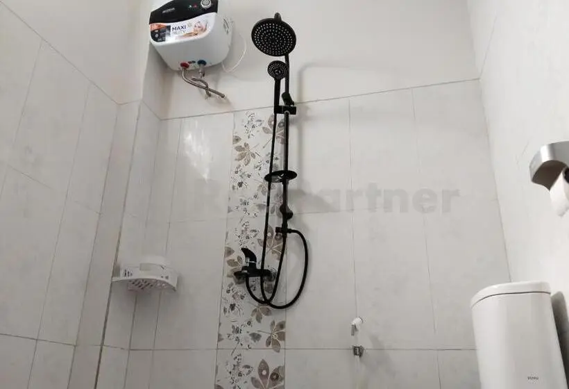 Perhehuone, Khayrizsan Premium Mitra Reddoorz