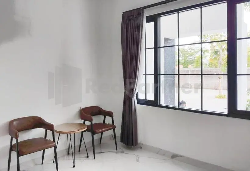 Perhehuone, Khayrizsan Premium Mitra Reddoorz