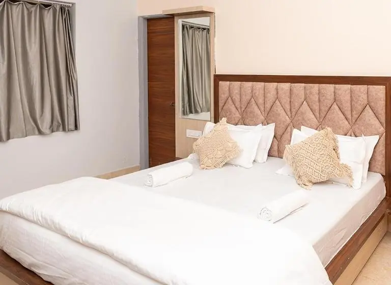 Quarto superior, Moustache Pushkar