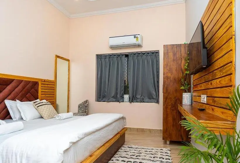 Quarto superior, Moustache Pushkar