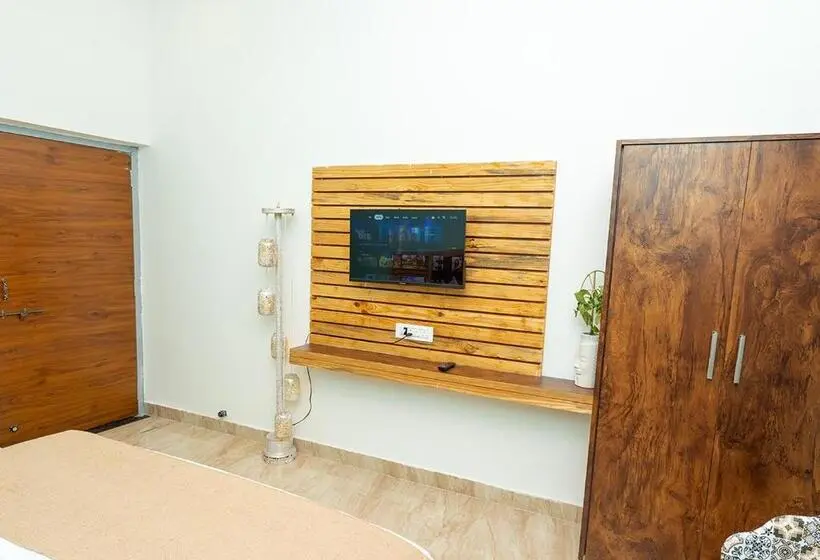 Quarto standard, Moustache Pushkar