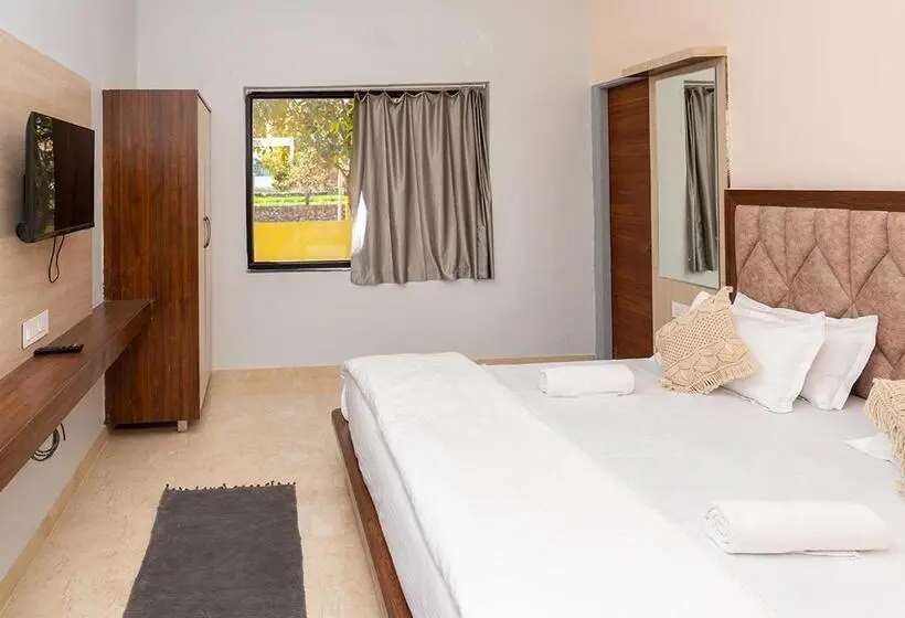 Quarto standard, Moustache Pushkar