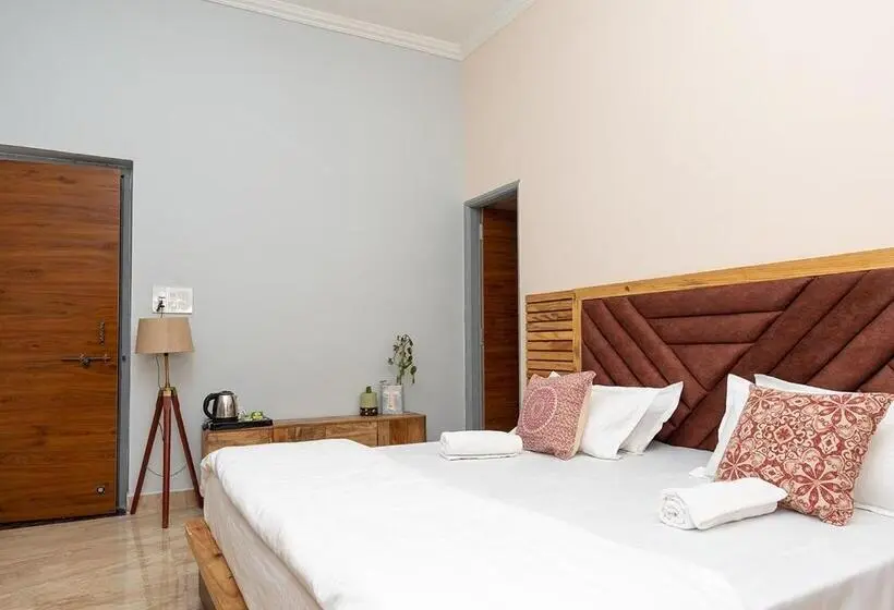 Quarto deluxe, Moustache Pushkar