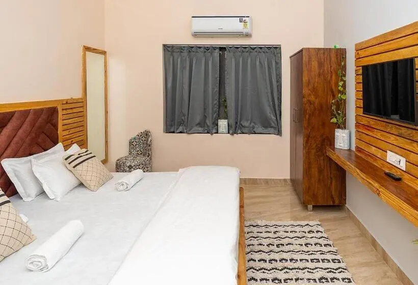 Quarto deluxe, Moustache Pushkar