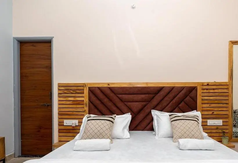 Quarto deluxe, Moustache Pushkar